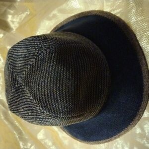 Liz Claiborne Lined Flop Bucket Hat.